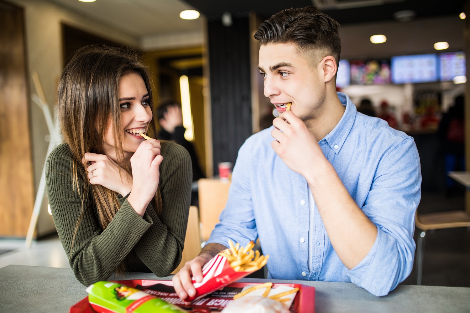 Alimentos que es mejor no pedir en un restaurant en una primera cita