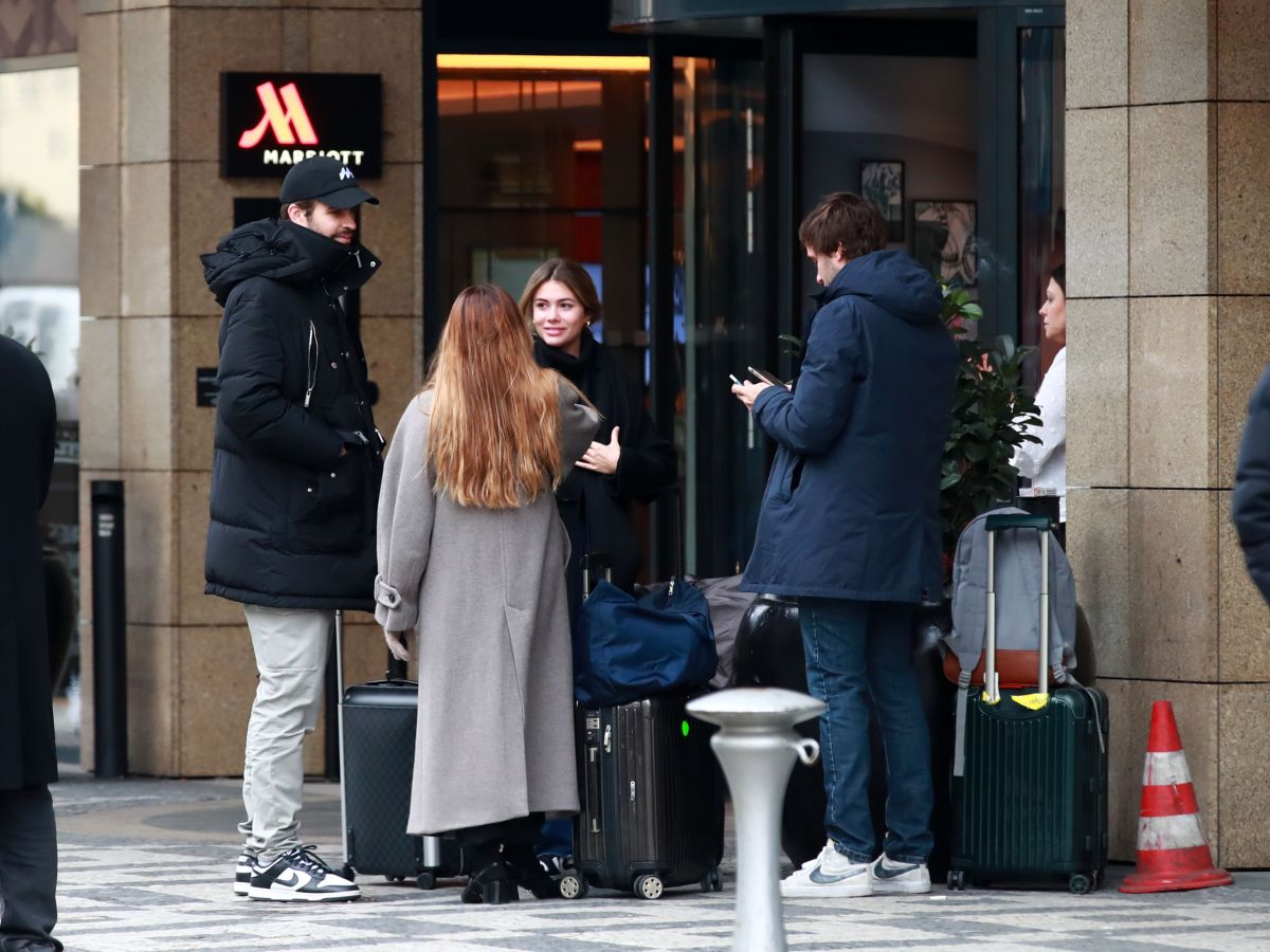 Clara Chía junto a Gerard Piqué, a la salida del Hotel Marriott de Praga.