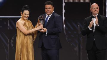 Ronaldo Nazario le entregó el premio a la viuda de Pelé. / Foto: Getty Images.