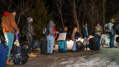 Cientos de emigrantes dejan Nueva York a diario por un paso "ilegal" a Canadá