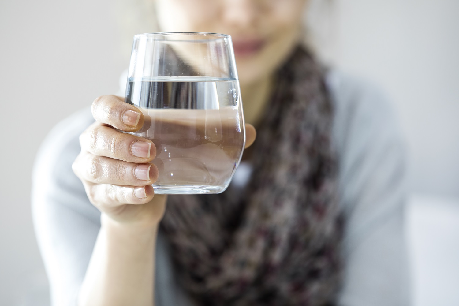 Beber agua alcalina no necesariamente mejorará tu salud intestinal