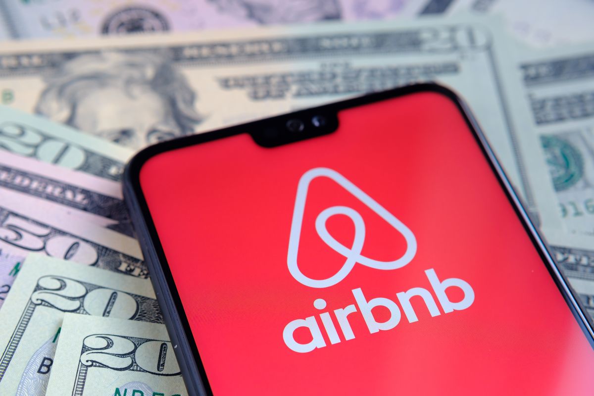 How much money does a host make on average who rents their home on Airbnb?