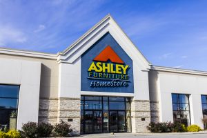 Cliente de Ashley Furniture alega que la empresa lo inscribió en varias tarjetas de crédito a su nombre sin su consentimiento