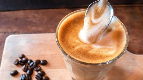 Vaso con café espumoso