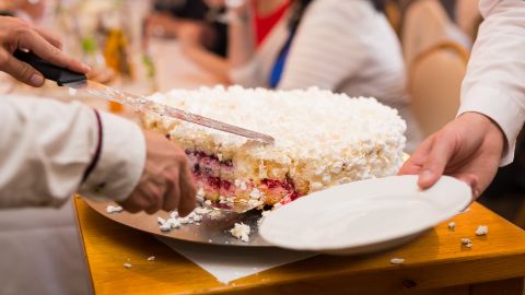 cortar-pastel-tiktok-restaurante-tarifa