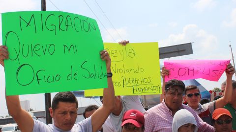 Un grupo de personas pegaron las cartulinas sobre las vallas metálicas que sirven de protección de la estación migratoria.