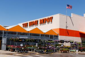 Home Depot gastará $1,000 millones de dólares para aumentar sueldo de trabajadores por hora