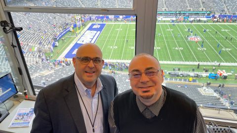 Óscar Budejen (L) y Rickie Ricardo (R) son las voces oficiales de Philadelphia Eagles en español.