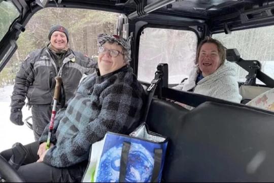 Dos mujeres de Maine fueron halladas milagrosamente vivas en un Jeep cubierto de nieve tras perderse por cinco días