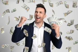 Un hombre cometió un error al comprar un boleto de lotería y eso lo llevó a ganar premio de más de $200,000 dólares