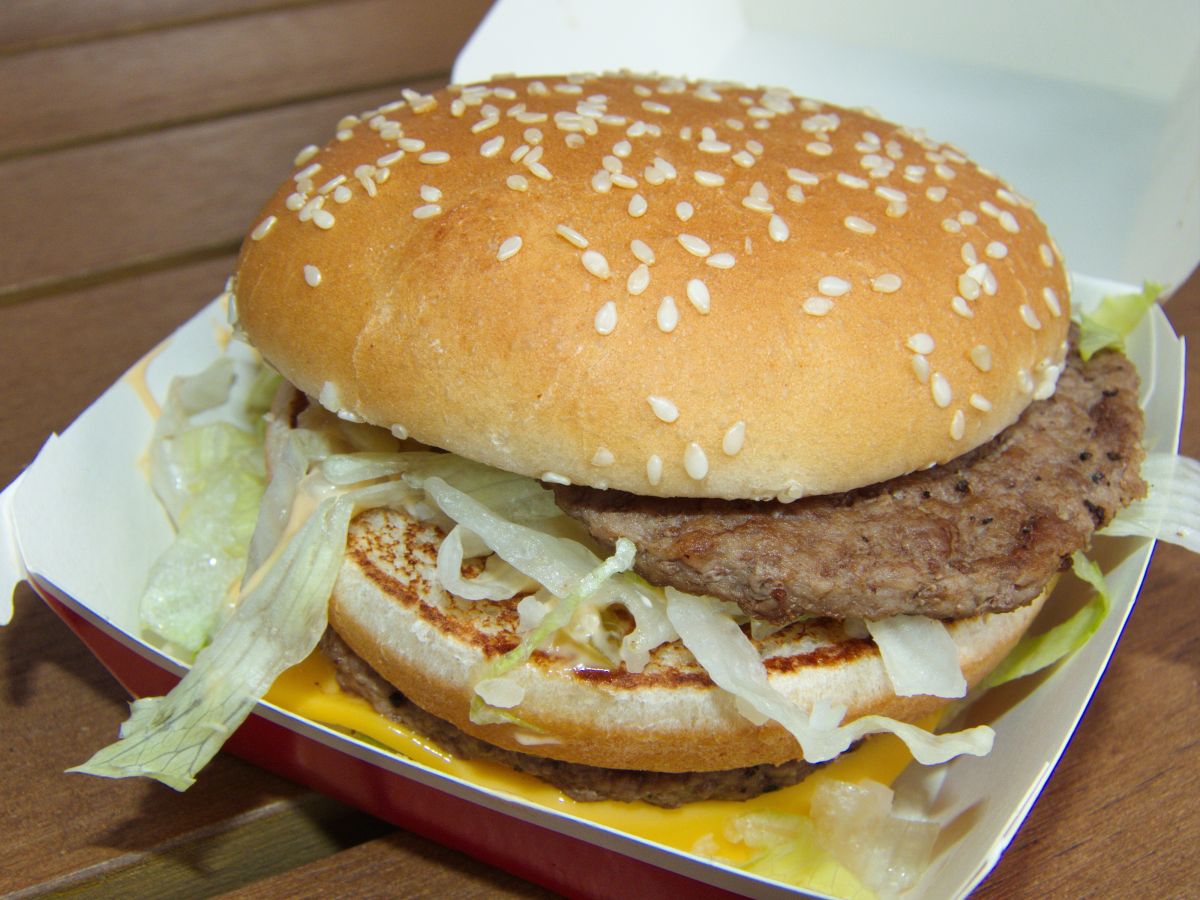 McDonald’s customer complains to employee because they served him hamburgers with raw meat
