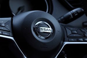 Nissan llama a revisión 404,000 vehículos en EE.UU. por riesgo en una insignia en el volante