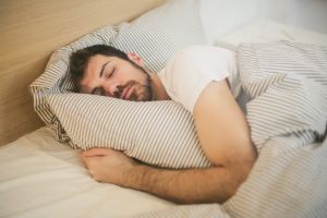 4 maneras en las que dormir mejora tu rendimiento físico, según la ciencia
