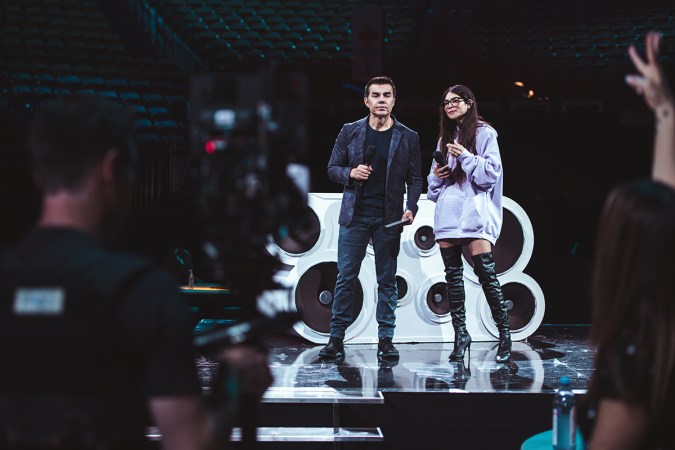 Adrián Uribe y Alejandra Espinoza ensayando en 'Premio Lo Nuestro 2023'