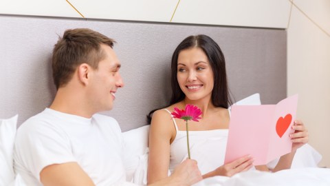 Hotel,,Travel,,Relationships,,Holidays,And,Happiness,Concept,-,Smiling,Couple