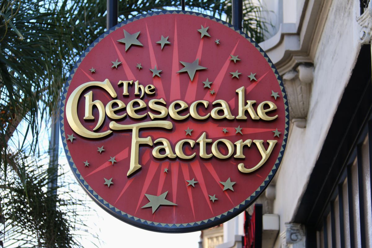Cheesecake Factory Waitress Reveals She Earned More Than $500 In Tips Working Just 6 1/2 Hours