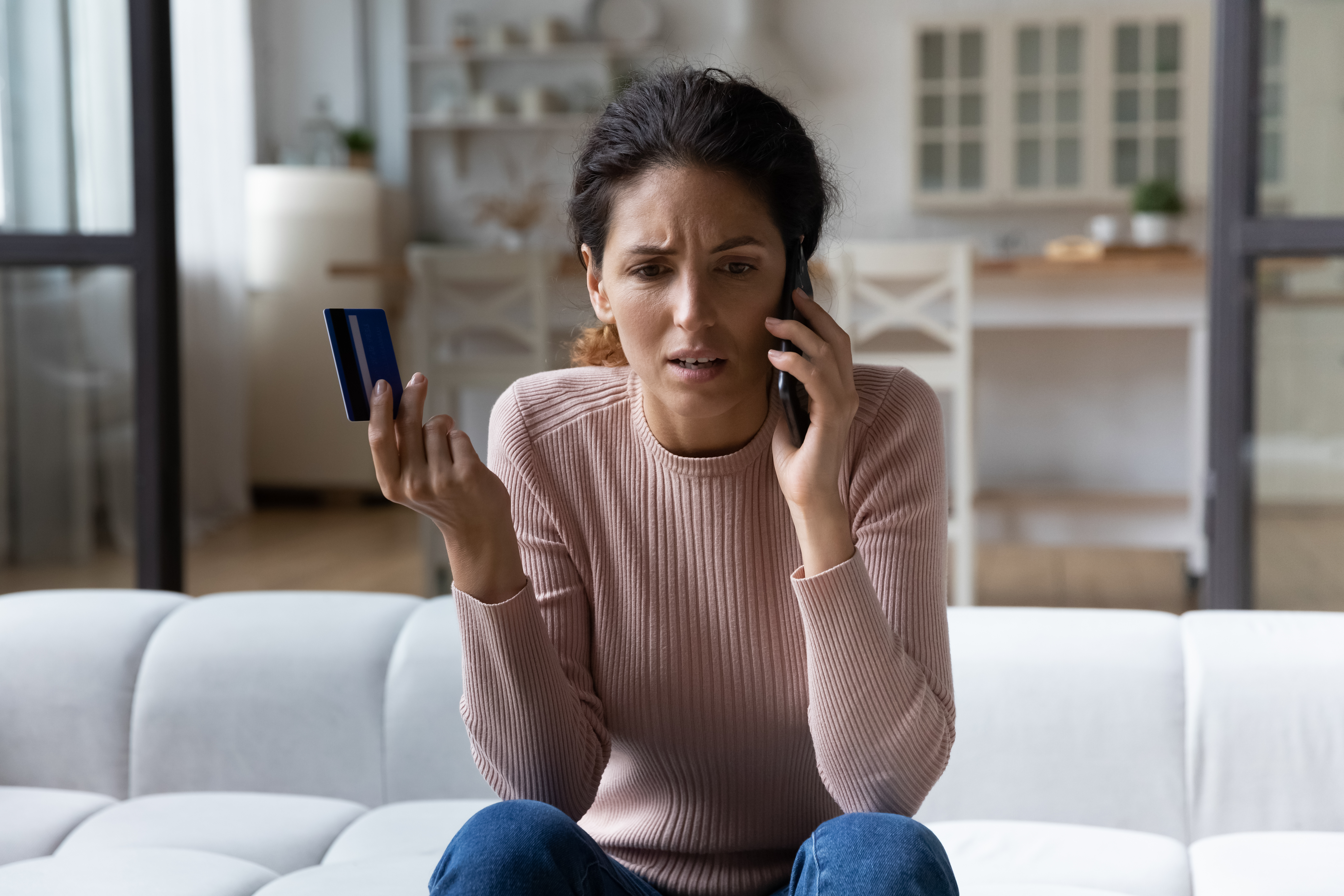 Mujer advierte que intentaron robarle datos personales llamándole del mismo teléfono de su banco