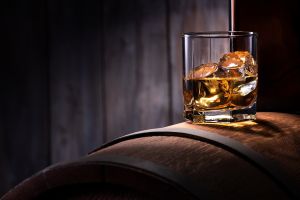 Highland Park lanza whisky de 54 años que cuesta $54,000 dólares la botella