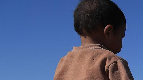 Una familia de migrantes a orillas del Río Bravo.