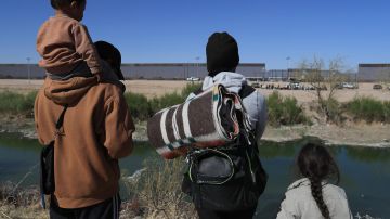 Una familia de migrantes a orillas del Río Bravo.