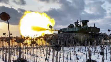 Un tanque de batalla ruso T-90 disparando a un lugar no revelado por Rusia en la región de Donetsk, Ucrania.