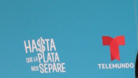 La actriz Carmen Villalobos habla de su nuevo proyectos con los fanáticos.