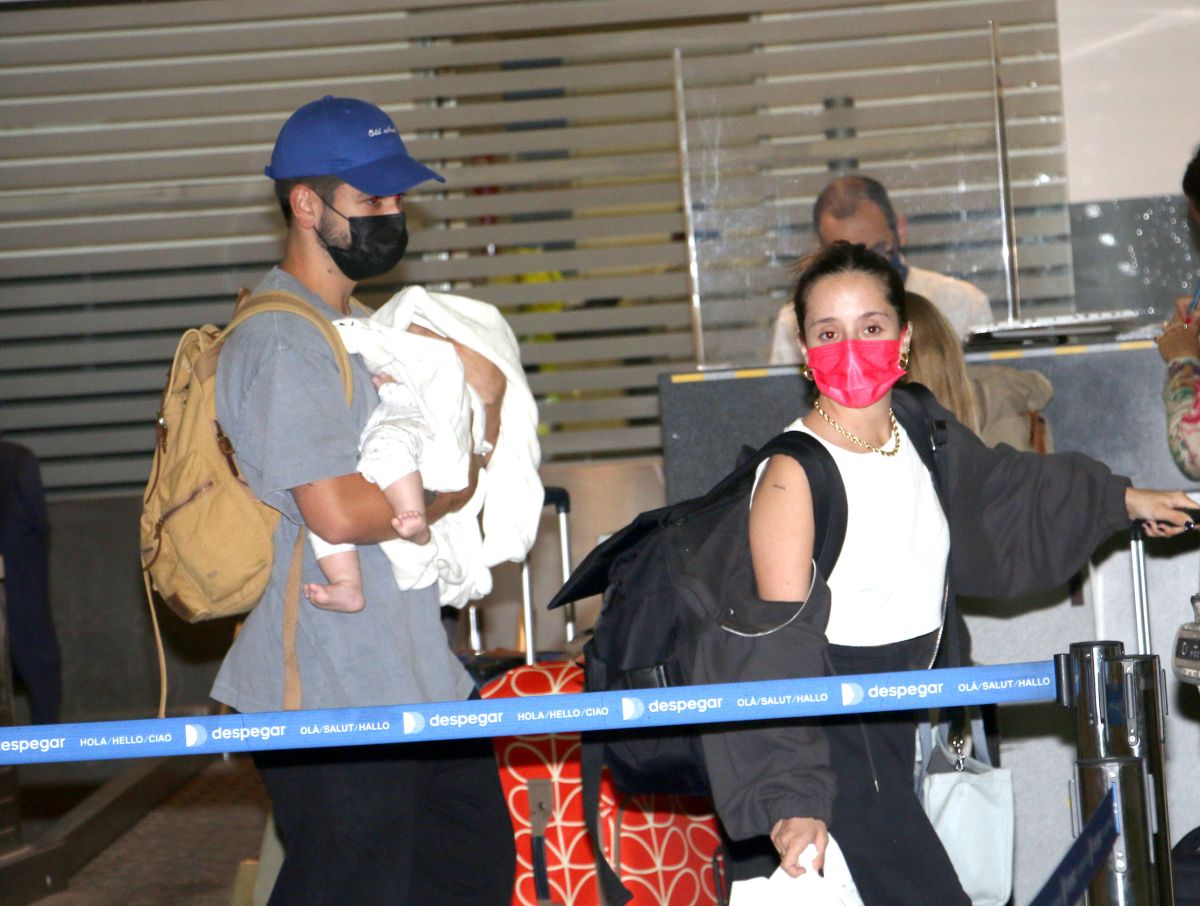 This is how Evaluna protects Indigo so that no one sees her during a reception at an airport