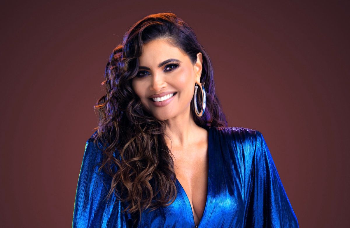 Chiquinquirá Delgado opens her coat and shows off her statuesque figure at 50
