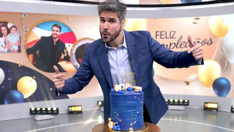 Daniel Arenas celebra su 44 cumpleaños en el matutino "Hoy Día", acompañado de sus compañeros Lourdes Stephen, Frederik Oldenburg, Chikibombom, Andrea Meza y más.