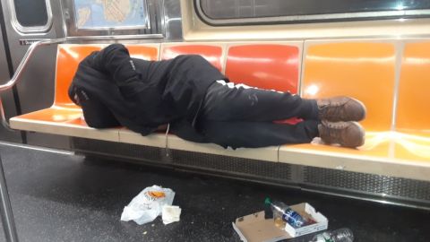 Indigencia en el Metro de NYC/Archivo.