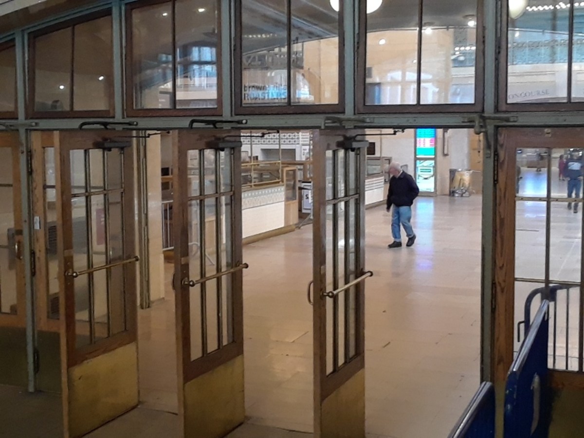 Hombre apuñaló a 3 pasajeros y fue baleado por la policía en estación Grand Central del Metro de Nueva York