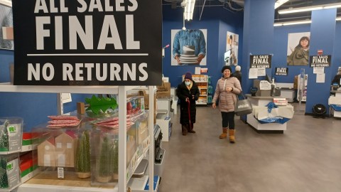 Los avisos de "todo en oferta, vamos a cerrar" es una estampa muy común en almacenes de Manhattan.
