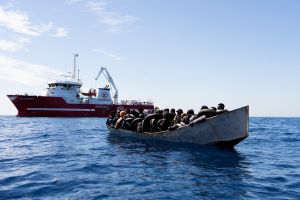 4,000 inmigrantes llegaron este fin de semana a las costas de Italia por el mar Mediterráneo