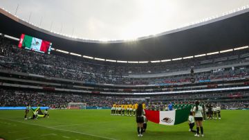 Todo el Estadio Azteca coreó y aplaudió al fallecido Chabelo.