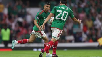 Orbelín Pineda y Henry Martín celebran el primer gol de México.