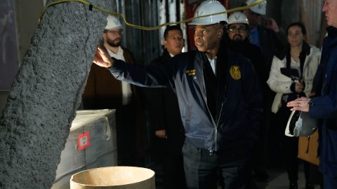 El alcalde Eric Adams mostró el edificio160 de Water Street que está convirtiendo en apartamentos