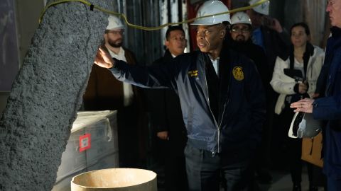 El alcalde Eric Adams mostró el edificio160 de Water Street que está convirtiendo en apartamentos