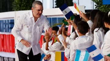 El presidente de República Dominicana, Luis Abinader, saluda  niños a su llegada a la XXVIII Cumbre Iberoamericana de Jefes de Estado y de Gobierno, en Santo Domingo (República Dominicana).
