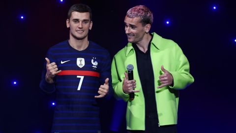 Antoine Griezmann junto a su figura de cera. / Foto: EFE