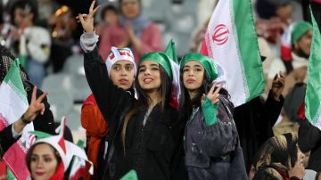 Por tercera vez en 40 años las mujeres iraníes pueden entrar a un partido de fútbol. / Foto: EFE
