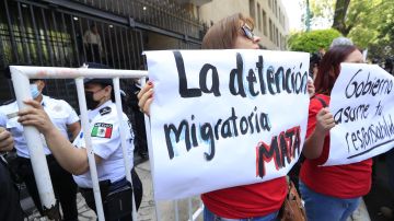 Migrantes se manifiestan en solidaridad con fallecidos en norte México.