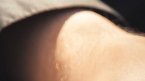 Adulto comiendo hot dog