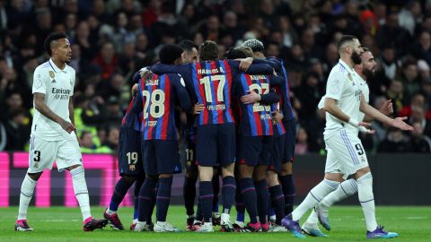 Jugadores del Barcelona celebran el gol frente al Real Madrid.