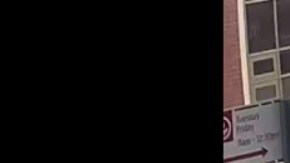 El delincuente fue descrito por la policía como un hombre de 6 pies de altura y contextura mediana.