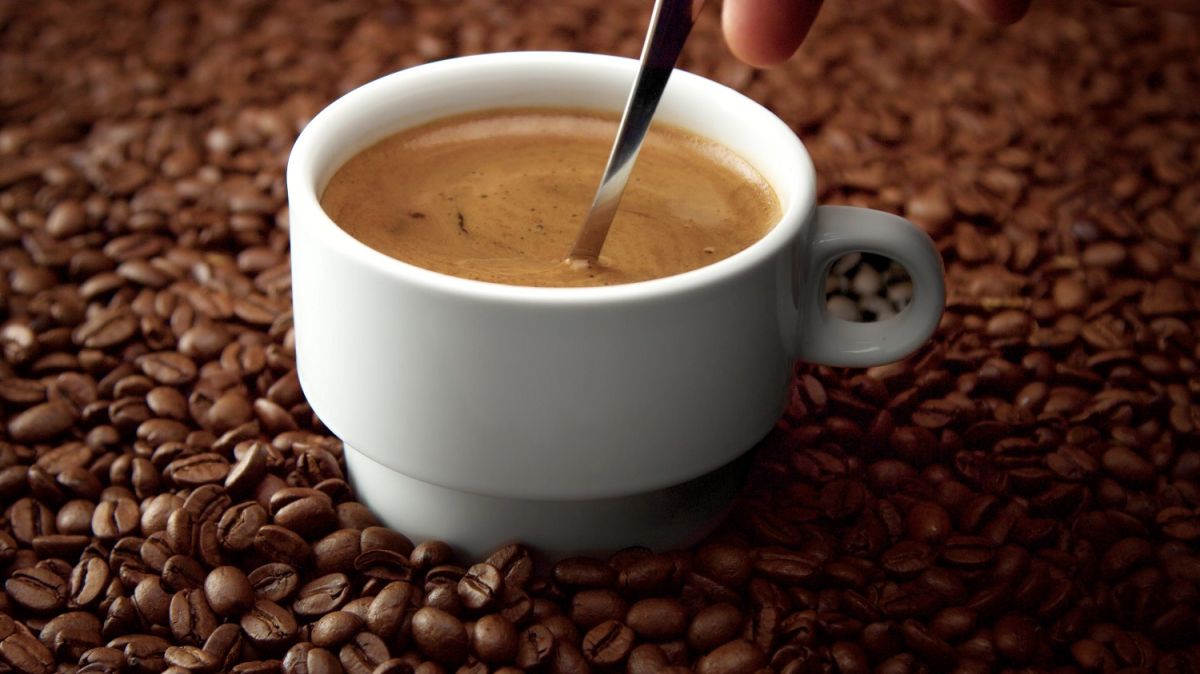 La cafeína en el café puede aumentar la tasa metabólica del consumidor.