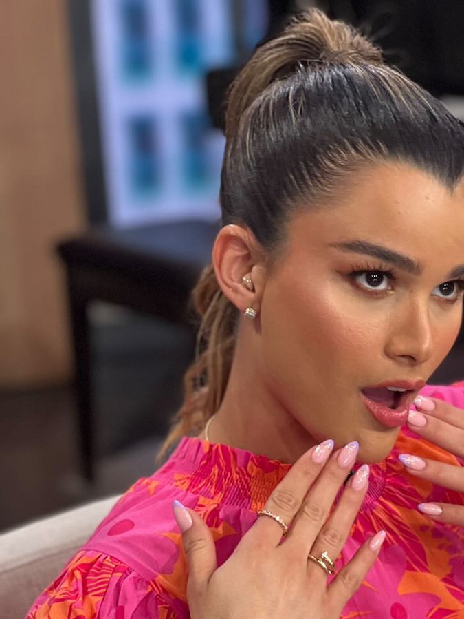 Clarissa Molina tiene puesto su anillo de compromiso