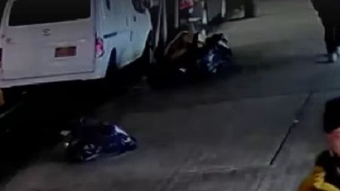 El sujeto fue filmado por una cámara de vigilancia caminando, aparentemente furioso con la botella de cerveza en la mano.