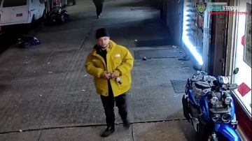 El sujeto fue filmado por una cámara de vigilancia caminando, aparentemente furioso con la botella de cerveza en la mano.