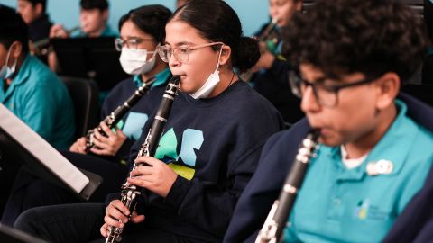 Una centro escolar en donde los grupos en el aula son más pequeños y tienen un horario extendido.