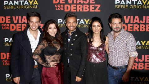 Eugenio Derbez celebra con sus hijos Vadhir, Aislinn y José Eduardo Derbez, y su esposa Alessandra Rosaldo, en la fiesta de la premiere especial de la serie original "De Viaje con los Derbez" (Pantaya), disponbile a partir de este viernes en la plataforma digital para contar las aventuras del comediante con sus tres hijos mayores, su yerno, su nueva famlia e hija menor, durante sus primeras vacaciones juntos/Los Angeles, 15 de octubre 2019.